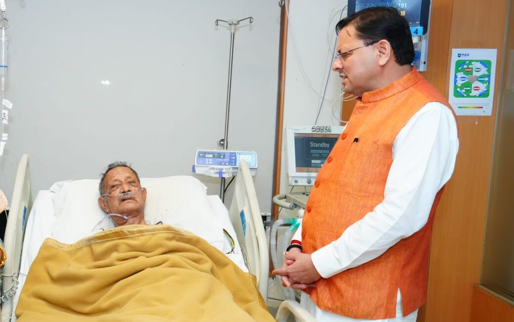 मुख्यमंत्री पुष्कर सिंह धामी ने, मैक्स हॉस्पिटल में जाकर पूर्व मुख्यमंत्री भुवन चंद्र खंडूरी के, स्वास्थ्य का जाना हालचाल।