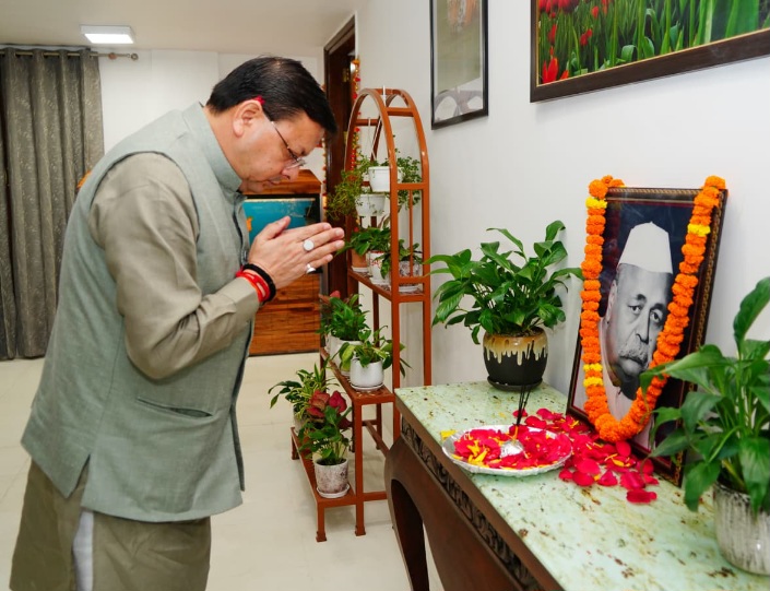 मुख्यमंत्री पुष्कर धामी ने स्वतंत्रता संग्राम सेनानी, एवं भारत रत्न पं. गोविंद बल्लभ पंत की जयंती पर, उनके चित्र पर श्रद्धा सुमन किए अर्पित।