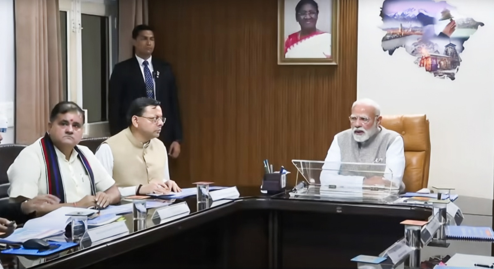 प्रधानमंत्री मोदी ने उत्तराखंड में, बाढ़ और बारिश से प्रभावित क्षेत्रों के लिए, 1200 करोड़ रुपये की वित्तीय सहायता की घोषणा की।