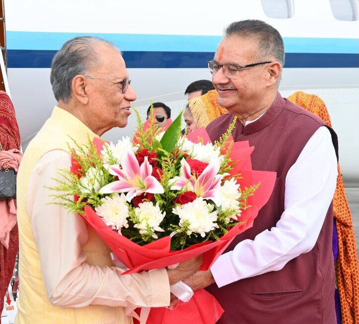 जॉलीग्रांट एयर पोर्ट पर मॉरीशस के प्रधानमंत्री का, पुष्पगुच्छ भेंट कर किया स्वागत, कैबिनेट मंत्री गणेश जोशी।