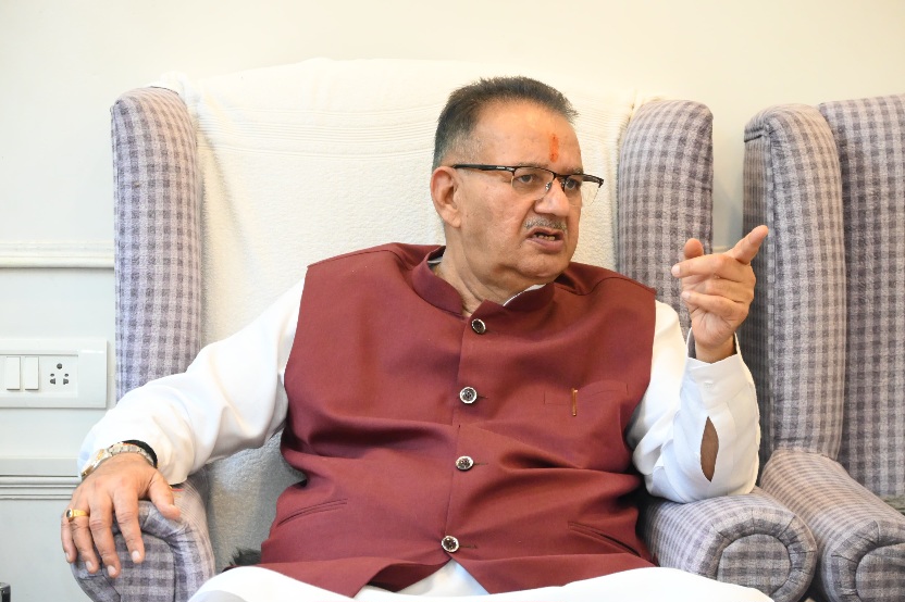 ग्राम्य विकास मंत्री गणेश जोशी ने, ग्रामीण विकास को लेकर योजनाओं की समीक्षा की।