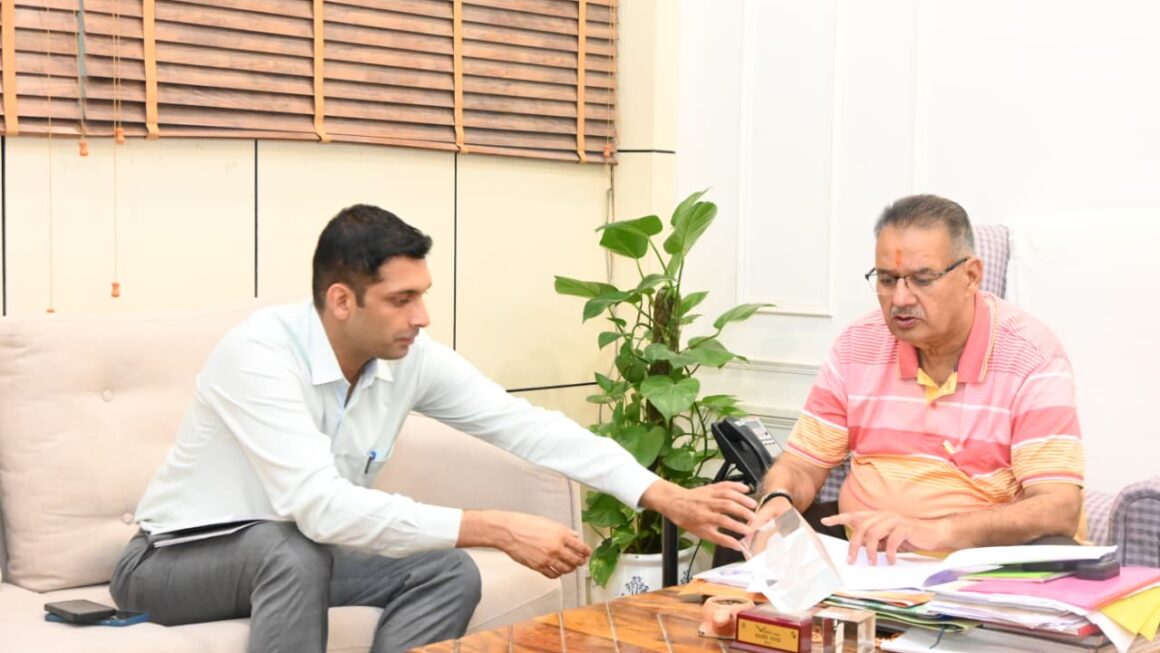 ग्राम्य विकास मंत्री गणेश जोशी ने की पीएमजीएसवाई की समीक्षा, अवरुद्ध मार्गों को शीघ्र खोलने के दिए निर्देश।