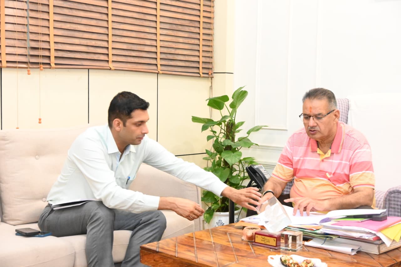 ग्राम्य विकास मंत्री गणेश जोशी ने की पीएमजीएसवाई की समीक्षा, अवरुद्ध मार्गों को शीघ्र खोलने के दिए निर्देश।