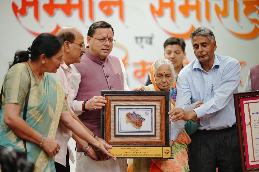 सीएम धामी ने साहित्यकारों को, उत्तराखंड दीर्घकालीन साहित्य सेवी सम्मान से किया सम्मानित।