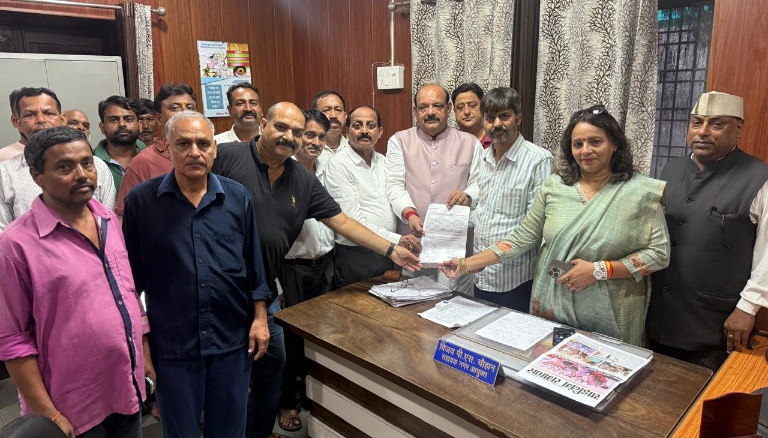 कॉंग्रेस प्रतिनिधि मंडल ने बॉडीगार्ड नई बस्ती, कैनाल रोड निवासियों की ओर से, उपनगर सहायक आयुक्त को विभिन्न मांगों का ज्ञापन सौंपा, लालचंद शर्मा। 