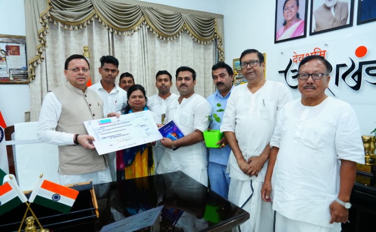 मुख्यमंत्री पुष्कर सिंह धामी से, सत्संग संस्था के सदस्यों ने की भेंट, आपदा राहत हेतु सत्संग संस्था ने प्रदान की, ₹1 करोड़ की सहयोग राशि।