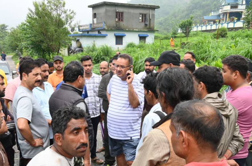 कैबिनेट मंत्री गणेश जोशी ने, सहस्त्रधारा, सेरागांव, कार्लीगाड़ में अतिवृष्टि से हुए नुकसान का लिया जायजा, आपदा प्रभावितों को हरसंभव मदद का दिया आश्वासन।