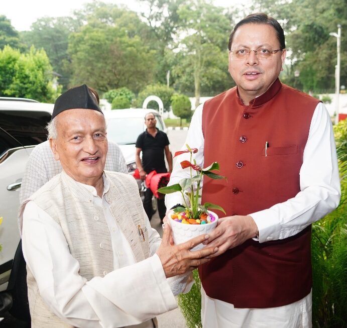 मुख्यमंत्री पुष्कर सिंह धामी को, पूर्व मुख्यमंत्री व महाराष्ट्र के पूर्व राज्यपाल भगत कोश्यारी ने, मुख्यमंत्री आवास पहुंच कर जन्मदिवस की दी शुभकामनाएं।