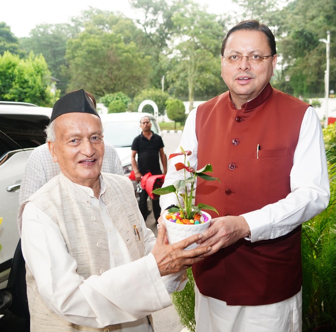 मुख्यमंत्री पुष्कर सिंह धामी को, पूर्व मुख्यमंत्री व महाराष्ट्र के पूर्व राज्यपाल भगत कोश्यारी ने, मुख्यमंत्री आवास पहुंच कर जन्मदिवस की दी शुभकामनाएं।