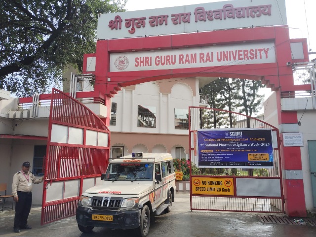 एसजीआरआर यूनिवर्सिटी एवम श्री महंत इन्दिरेश अस्पताल की टीम, दवाईयां-मेडिकल सहायता लेकर सहस्त्रधारा पहुँच लोगों के लिए बनी सहारा।