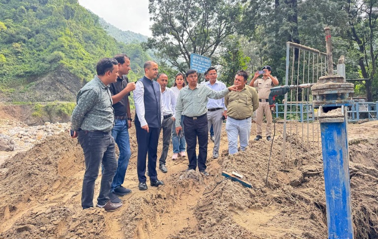 सचिव शैलेष बगोली ने आपदा से क्षतिग्रस्त, पेयजल लाइनों को जल्द से जल्द दुरुस्त करने के दिए निर्देश।