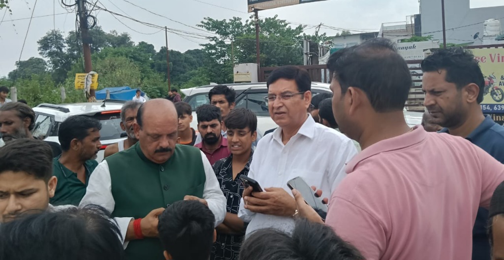 कॉंग्रेस विधायक प्रीतम सिंह व, पूर्व महानगर अध्यक्ष लालचंद शर्मा ने, विगत दिवस अतिवृष्टि से हुए नुकसान का मलिन बस्तियों में किया स्थलीय निरीक्षण।