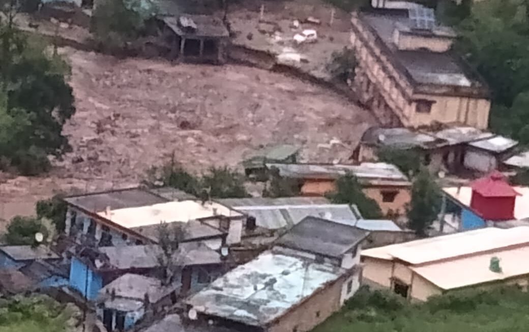 चमोली के नंदानगर तहसील में फटा बादल, 10 लोगों के लापता होने की सूचना। 