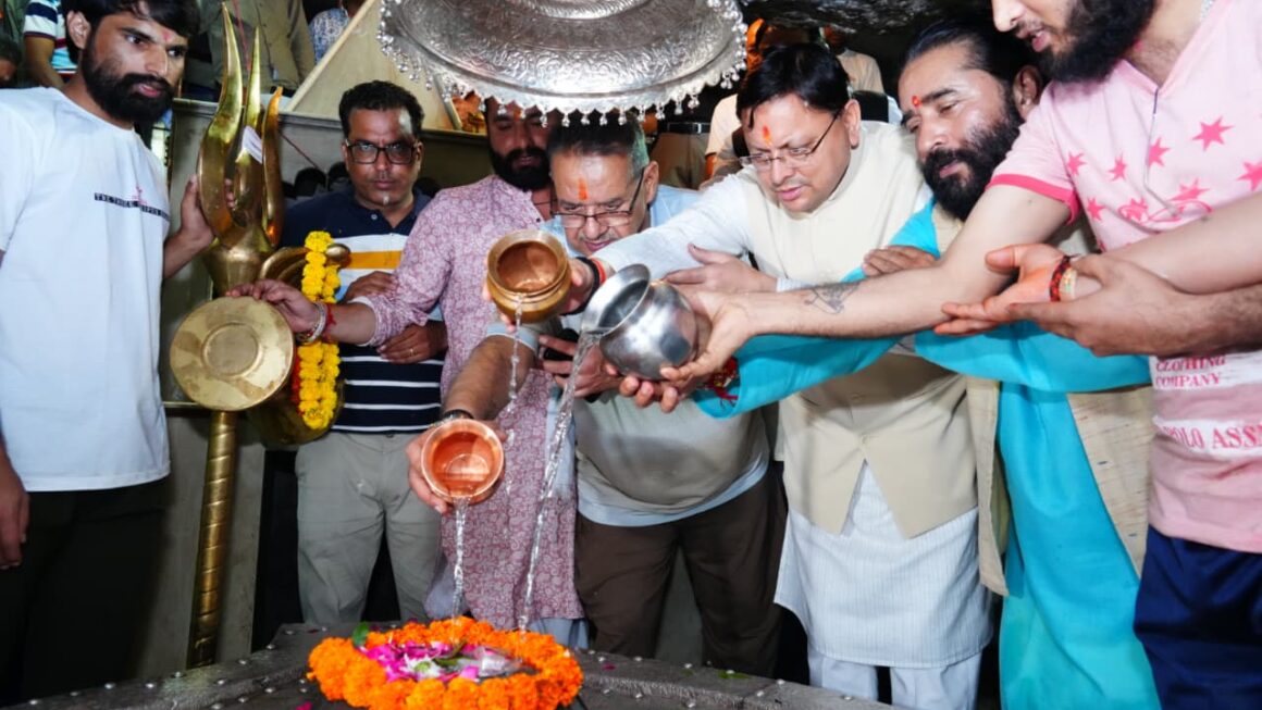 सीएम धामी ने टपकेश्वर महादेव मंदिर क्षेत्र में, अतिवृष्टि से प्रभावित स्थल का निरीक्षण कर मंदिर में किया जलाभिषेक।