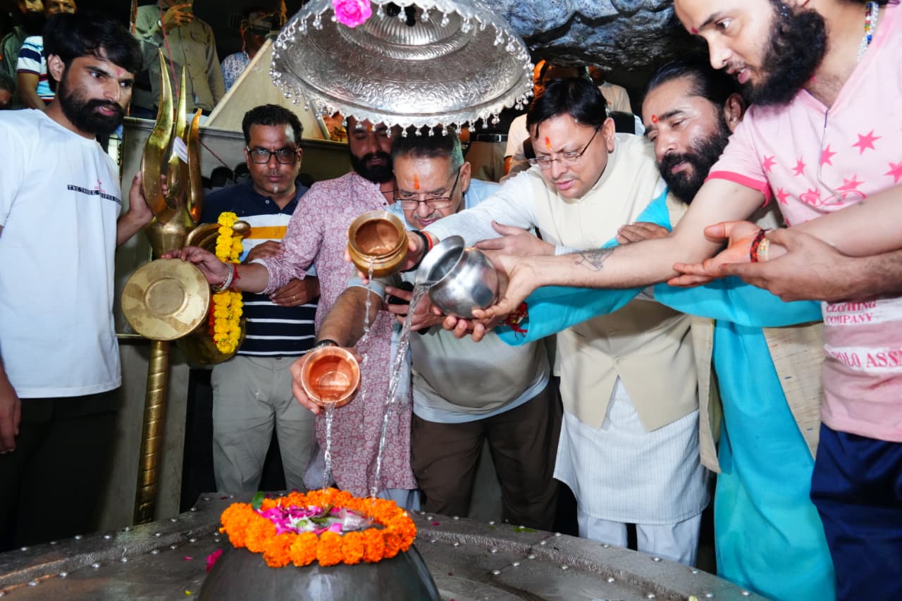 सीएम धामी ने टपकेश्वर महादेव मंदिर क्षेत्र में, अतिवृष्टि से प्रभावित स्थल का निरीक्षण कर मंदिर में किया जलाभिषेक।