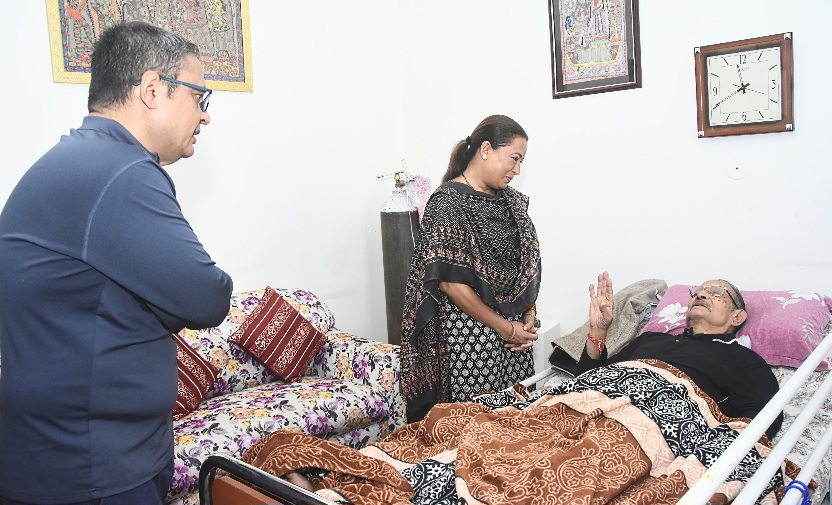 कैबिनेट मंत्री रेखा आर्या ने जाना, पूर्व सीएम भुवनचंद्र खंडूड़ी का हाल।