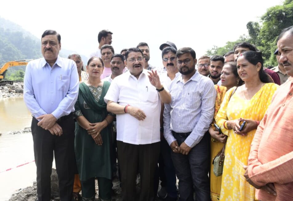 कमिश्नर गढ़वाल ने लिया आपदा का जायजा, अधिकारियों को दिए निर्देश, अस्थायी सड़क को बनाया जाए सुविधाजनक।