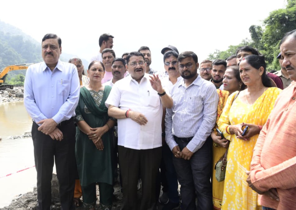 कमिश्नर गढ़वाल ने लिया आपदा का जायजा, अधिकारियों को दिए निर्देश, अस्थायी सड़क को बनाया जाए सुविधाजनक।