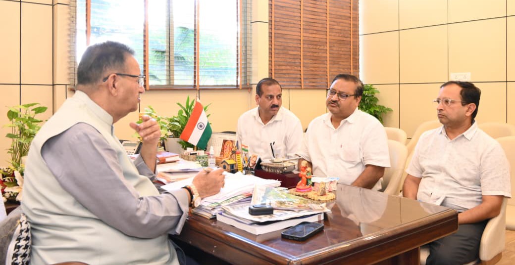 कैबिनेट मंत्री गणेश जोशी ने मसूरी विधानसभा क्षेत्र में, आपदा से हुए नुकसान के संबंध में, सिंचाई विभाग के अधिकारियों के साथ की बैठक।