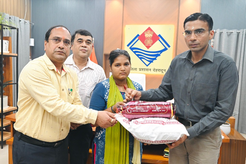 टीबी मुक्त भारत की ओर कदमः डीएम सविन बंसल बने निक्षय मित्र, टीबी मरीज को गोद लेकर संभाला पोषण का जिम्मा।