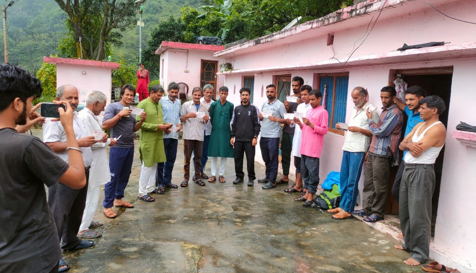 जिला प्रशासन ने अब तक 1152 आपदा प्रभावितों को, वितरण किए 1.21 करोड़ धनराशि के चैक।