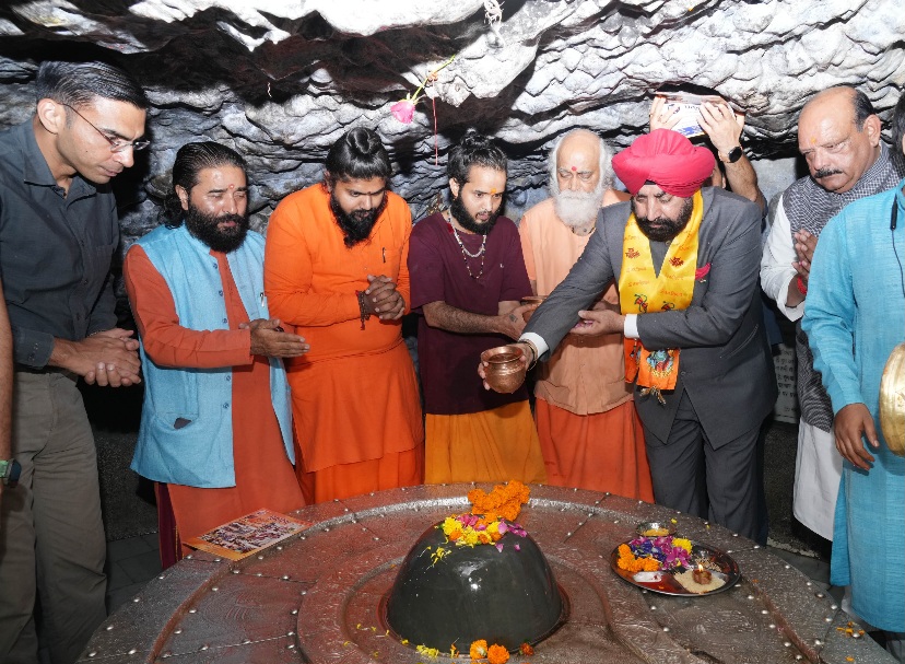 राज्यपाल ने आपदा प्रभावित क्षेत्र, नन्दा की चौकी और टपकेश्वर महादेव मंदिर का किया दौरा।