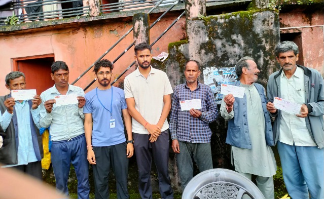 मुख्यमंत्री के मार्गदर्शन में डीएम के निर्देश पर, फुलैत, छमरोली, प्रभावित परिवारों को बांटी गई आर्थिक सहायता।