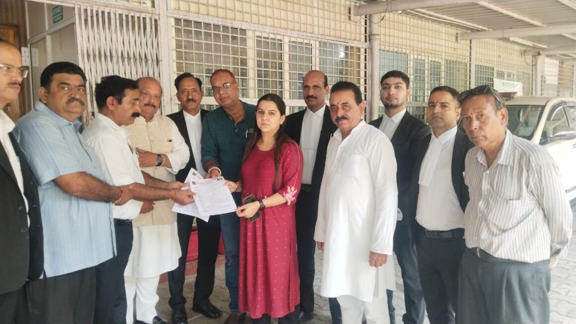 नवरात्रि के अवसर पर मदिरा-मांस की दुकानों पर, प्रतिबंध लगाने की मांग को लेकर सौंपा ज्ञापन, लालचंदशर्मा।