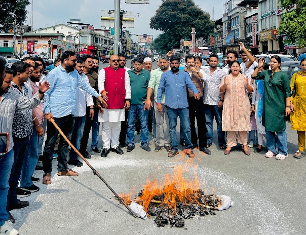 पेपर लीक प्रकरण को लेकर, महानगर युवा कांग्रेस के सैकडों कार्यकर्ताओं ने, भाजपा सरकार की जनविरोधी नीतियों, व मुख्यमंत्री का पुतला किया दहन, लालचंद शर्मा। 
