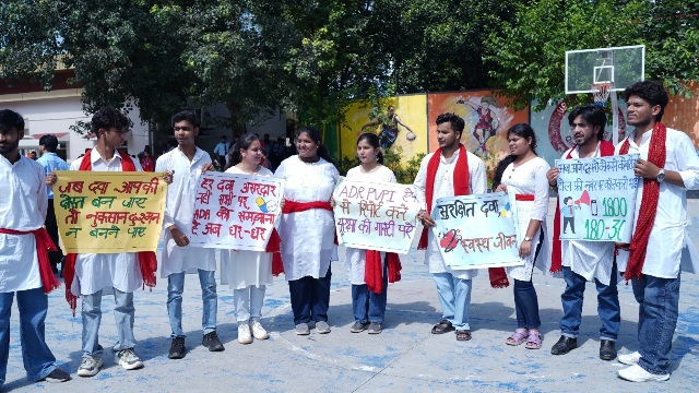 एसजीआरआर विश्वविद्यालय में, छात्र छात्राओं ने दी सुरक्षित दवा उपयोग की सीख।