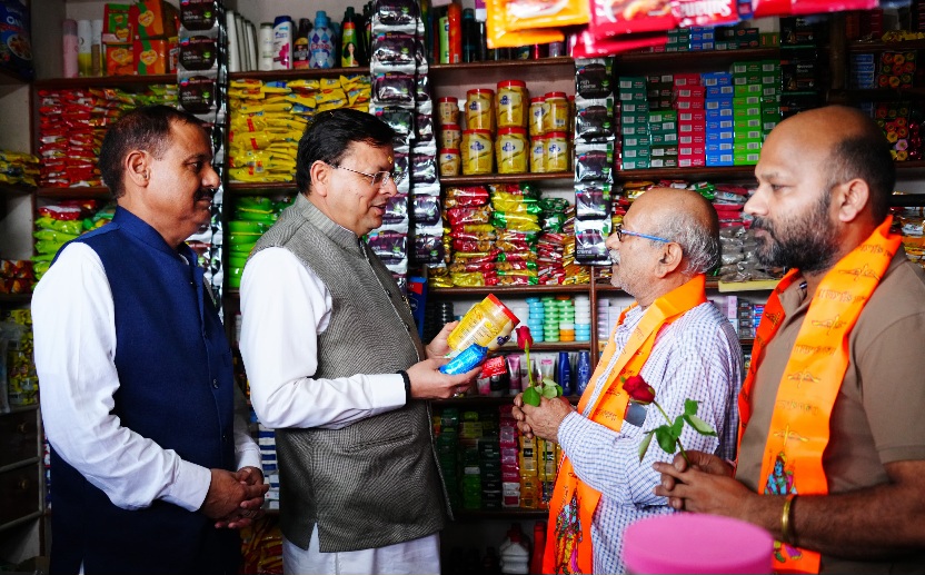 सीएम पुष्कर धामी ने कुँआवाला बाजार में, दुकानदारों और स्थानीय नागरिकों से की बातचीत, स्वदेशी उत्पाद अपनाने के लिए किया प्रेरित। 