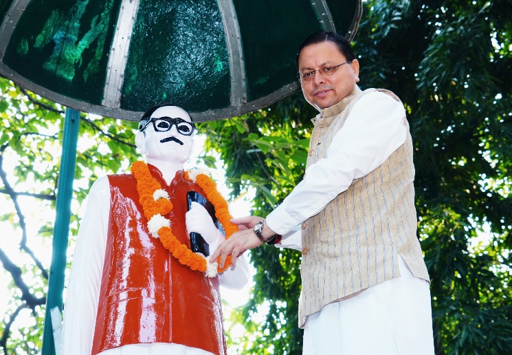 मुख्यमंत्री पुष्कर सिंह धामी ने, पंडित दीनदयाल उपाध्याय की जयंती पर, माल्यार्पण कर किया स्मरण।