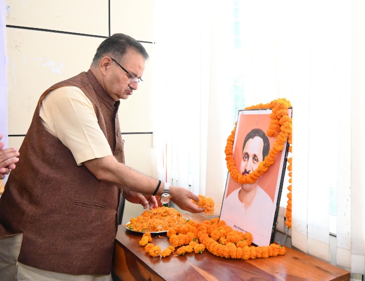 पंडित दीनदयाल उपाध्याय की जयंती पर, कैबिनेट मंत्री गणेश जोशी ने अर्पित की श्रद्धांजलि।