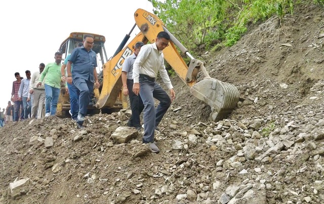 डीएम सविन बंसल का अधिकारियों को सख्त निर्देश, खेत, खलियान, निजी भवन, का अधिकाधिक मुआवजा बट जाए आज रात तक।