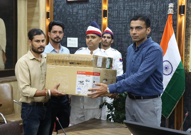 डीएम सविन बंसल की पहल, स्वान के कॉप्स होंगे आधुनिक, जिले में पहली बार कॉप्स को, अपने बजट से उपकरण किए वितरित।