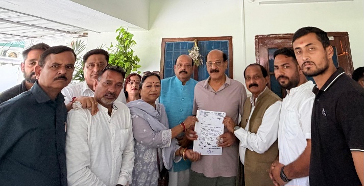 कांग्रेस प्रतिनिधि मंडल ने प्रभारी मंत्री को सौंपा, आपदा पीड़ितों का ज्ञापन, मृतकों के परिवारों को मुआवजा व सफाई व्यवस्था की उठाई मांग, लालचंद शर्मा। 