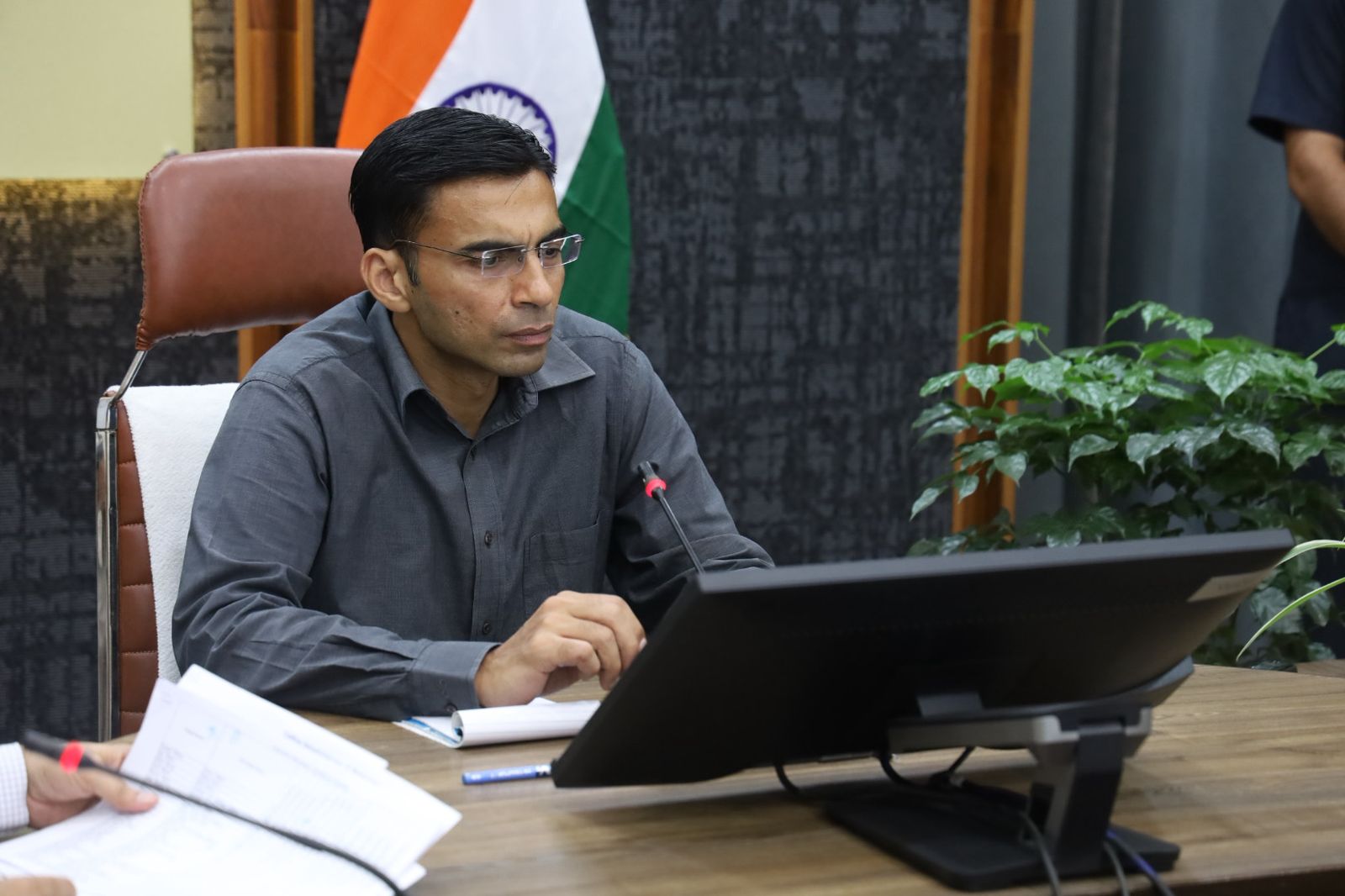 सीएम हेल्पलाइन पर प्राप्त जनशिकायतों का, गुणवत्तापूर्ण एवं समयबद्ध करना ही है समाधान, लापरवाही बर्दाश्त नही, डीएम।