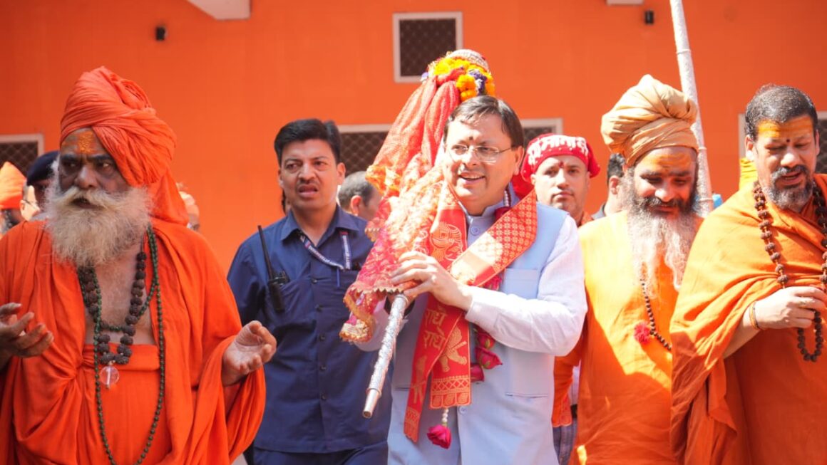 मुख्यमंत्री पुष्कर सिंह धामी ने, पवित्र छड़ी यात्रा का किया शुभारंभ।