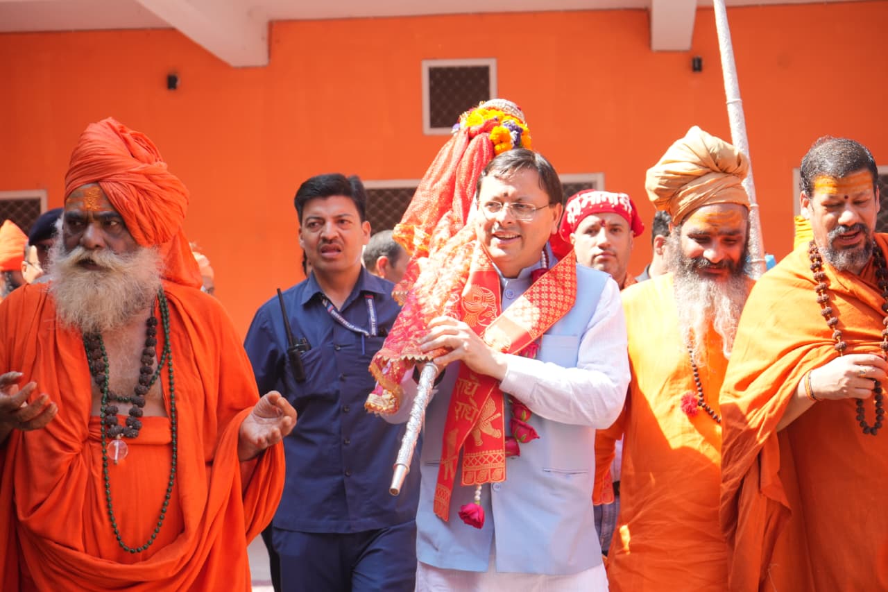 मुख्यमंत्री पुष्कर सिंह धामी ने, पवित्र छड़ी यात्रा का किया शुभारंभ।