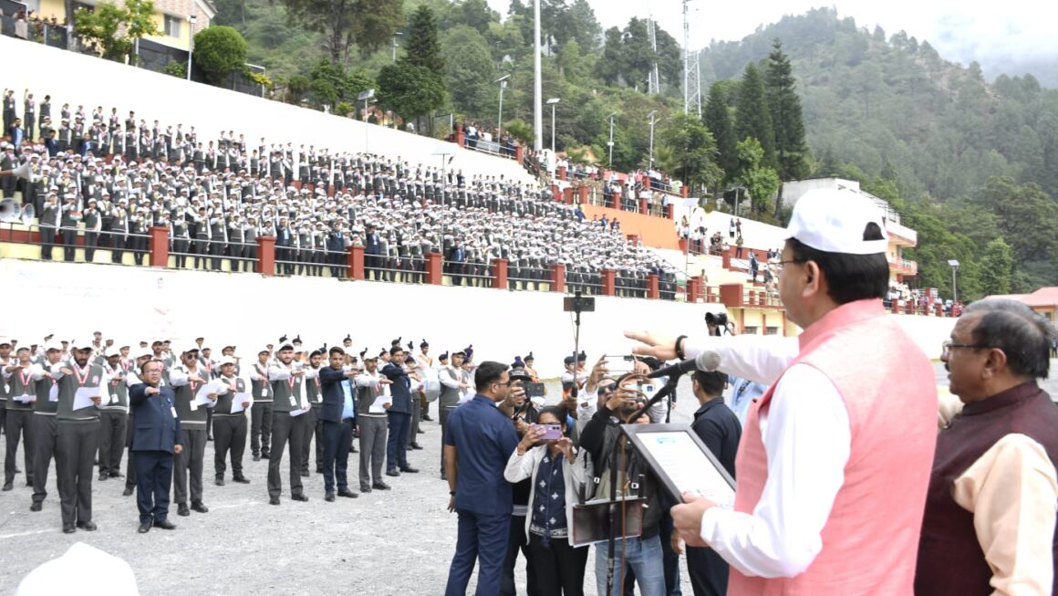 मुख्यमंत्री पुष्कर सिंह धामी ने, बच्चों को स्वच्छता ही सेवा के तहत गंगा शपथ दिलाई।