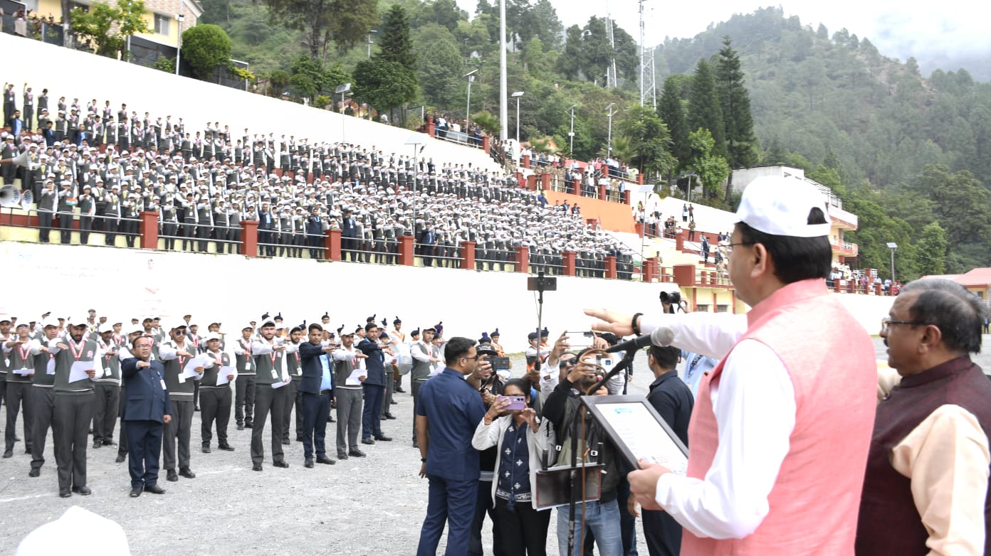 मुख्यमंत्री पुष्कर सिंह धामी ने, बच्चों को स्वच्छता ही सेवा के तहत गंगा शपथ दिलाई।