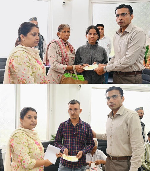 डीएम सविन बसंल सक्रिय राइफल क्लब फंड से, असहाय, अक्षम और जरूरतंद लोगों को आर्थिक सहायता चेक किए प्रदान।