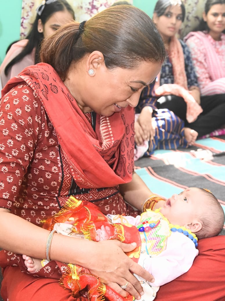 मंत्री रेखा आर्या ने बालिका निकेतन में किया कन्या पूजन।