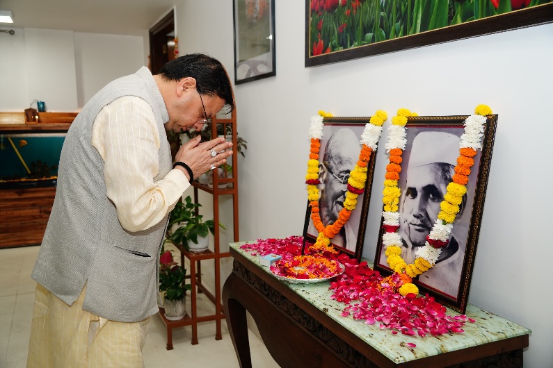 मुख्यमंत्री पुष्कर धामी ने, पूर्व प्रधानमंत्री स्वर्गीय लाल बहादुर शास्त्री, और राष्ट्रपिता महात्मा गांधी की जयंती श्रद्धा सुमन किए अर्पित।