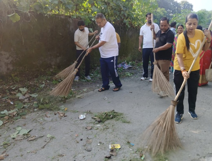कैबिनेट मंत्री गणेश जोशी ने, गांधी-शास्त्री जयंती पर चलाया स्वच्छता अभियान।