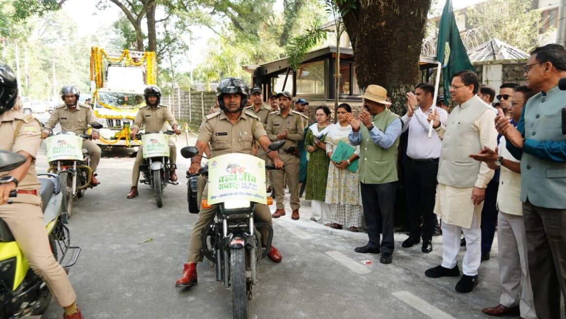 सीएम धामी ने वन्यजीव सप्ताह के शुभारंभ अवसर पर, बाइक रैली को हरी झंडी दिखाकर किया रवाना।