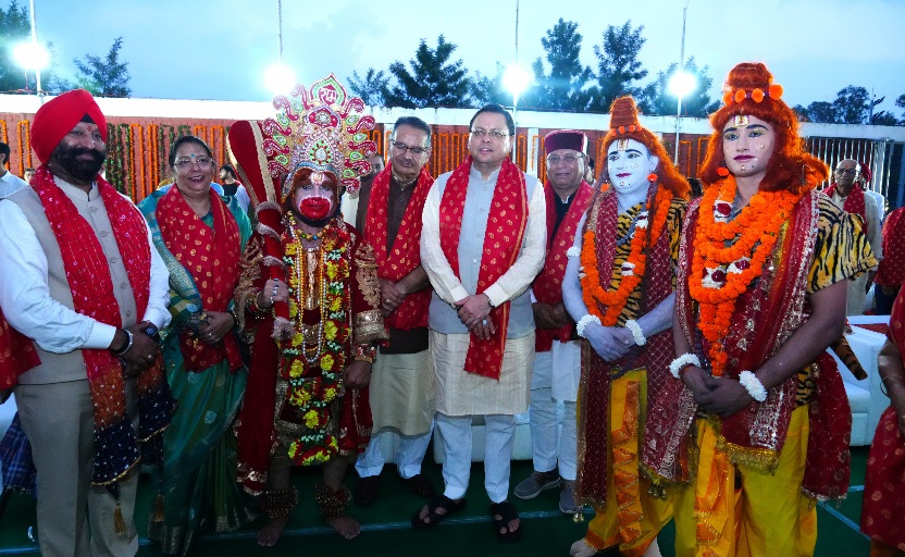 मुख्यमंत्री पुष्कर सिंह धामी ने, परेड ग्राउंड में रावण दहन कार्यक्रम में किया प्रतिभाग।