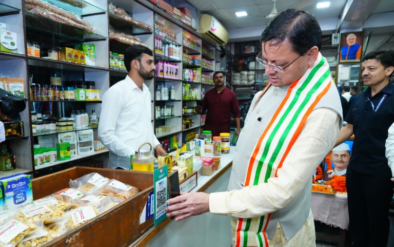 स्वदेशी अभियान को दिया बढ़ावा, मुख्यमंत्री धामी ने खादी ग्रामोद्योग भवन से की खरीदारी।