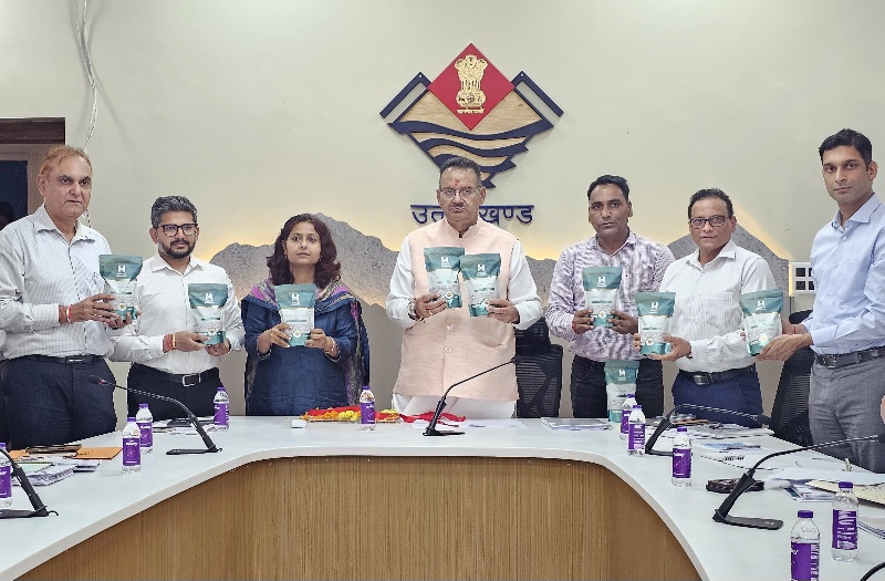 ग्राम्य विकास मंत्री गणेश जोशी ने, हाउस ऑफ़ हिमालयास के लिए, देहरादून की बासमती लॉन्च की।