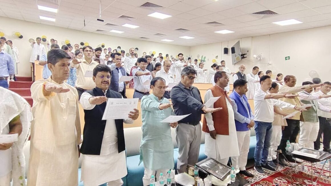 स्वास्थ्य मंत्री डा. रावत ने दिलाई, मेडिकल छात्रों को चरक शपथ।